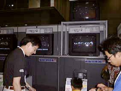From 1101.com. The staff at Nintendo set up the MOTHER 3 booth before the venue opens.