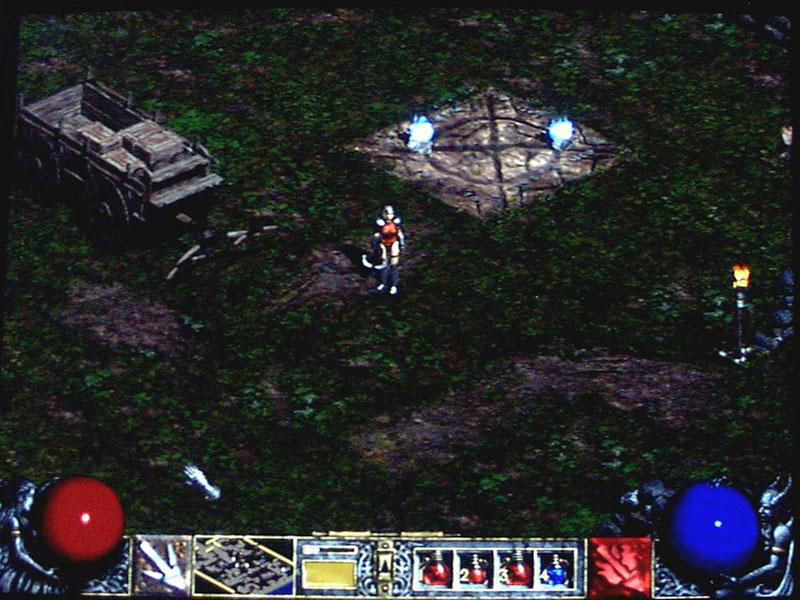 A image showing a minimap in the bottom center. Graphics for this kind of minimap still exist in the game.
